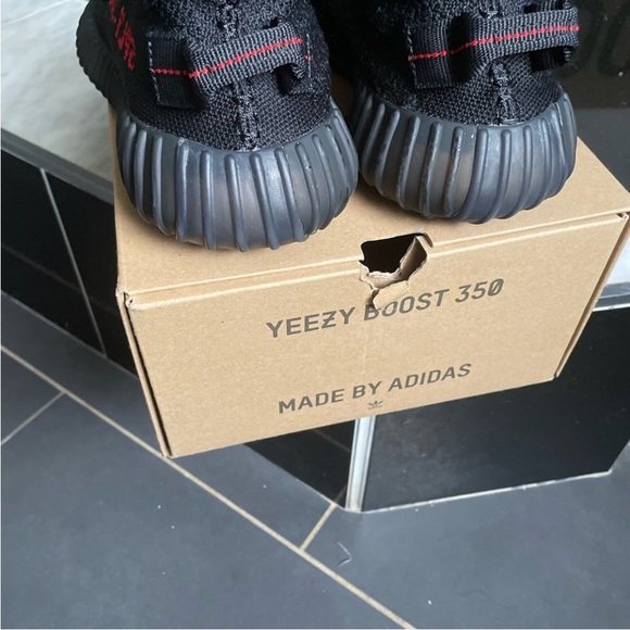 Yeezy size 6 black and ref insole is missing - Picture 8 of 9